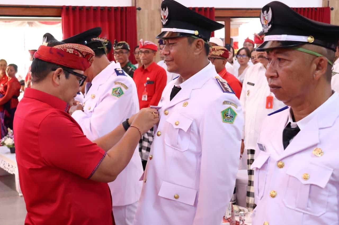 Empat perbekel PAW di Tabanan dilantik oleh Bupati Sanjaya di Graha Yadnya Sanjayaning Singasana Tabanan, Jumat (30/1/2026).