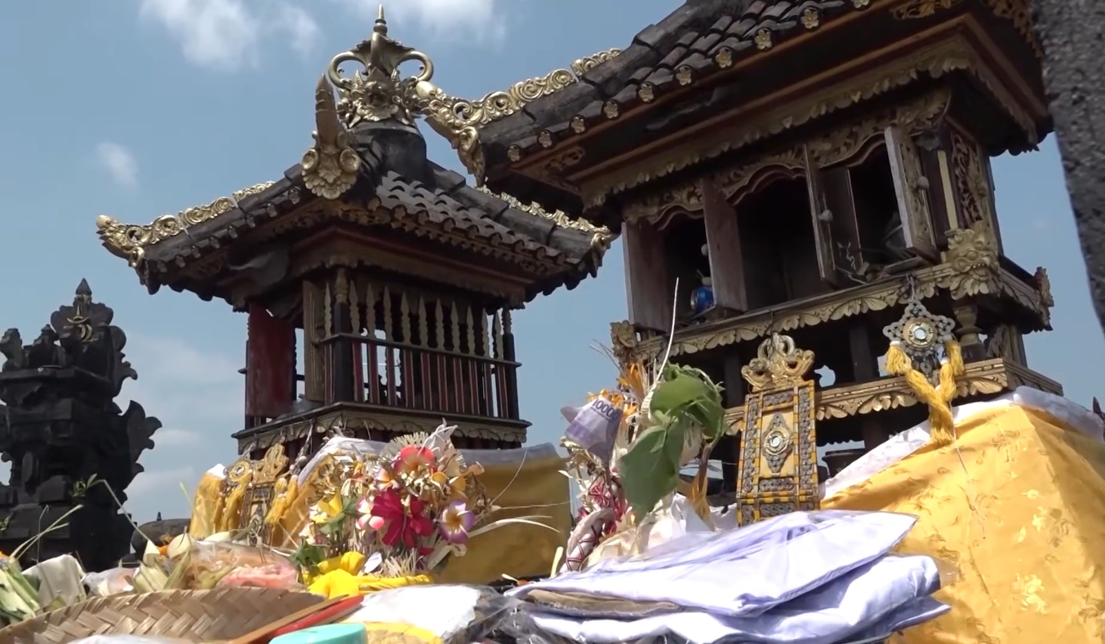 Pemujaan Kemulan bagi umat Hindu di Bali sebagai simbol penghormatan kepada leluhur.