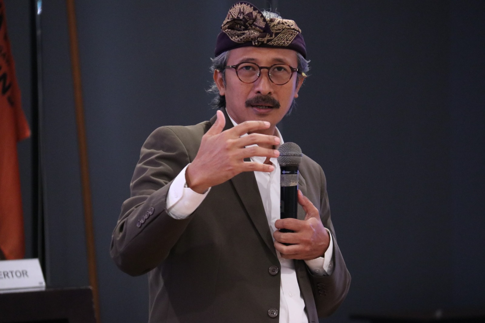 Rektor Institut Mpu Kuturan, Prof. Dr. I Gede Suwindia, M.A