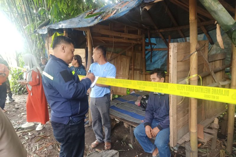 Personel Satuan Reserse Kriminal Polres Malang memasang garis polisi untuk mengamankan lokasi ledakan di pabrik tahu di Kabupaten Malang, Sabtu (31/1/2026).