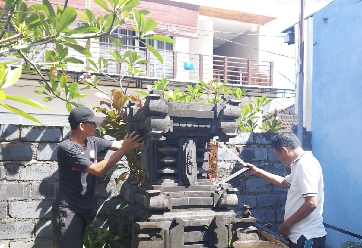 Kondisi pelinggih taksu milik warga Banjar Pandean, Desa Munggu, Kecamatan Munggu yang roboh pada Senin (2/2).