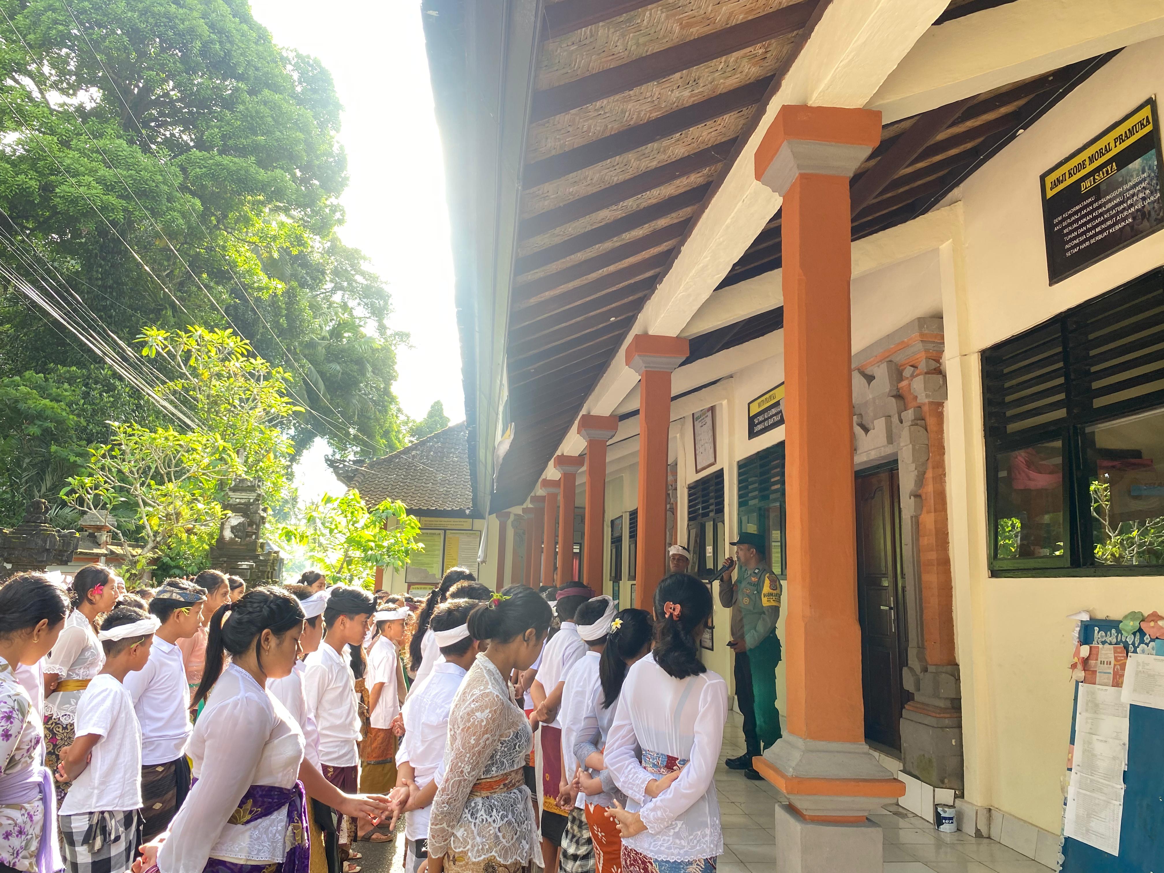 PENYULUHAN : Bhabinkamtibmas Desa Bukian lakukan penyuluhan karakter disiplin di SDN Hindu 1 Bukian.