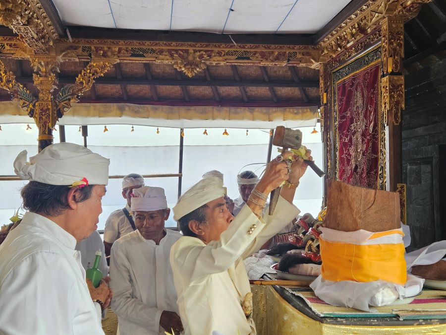 Ida Dalem Smara Putra menandai dimulainya proses pengerjaan tapel Ida Sesuhunan Pura Dalem Sila Pegat, Desa Adat Lepang, Klungkung, Senin (2/2/2026).