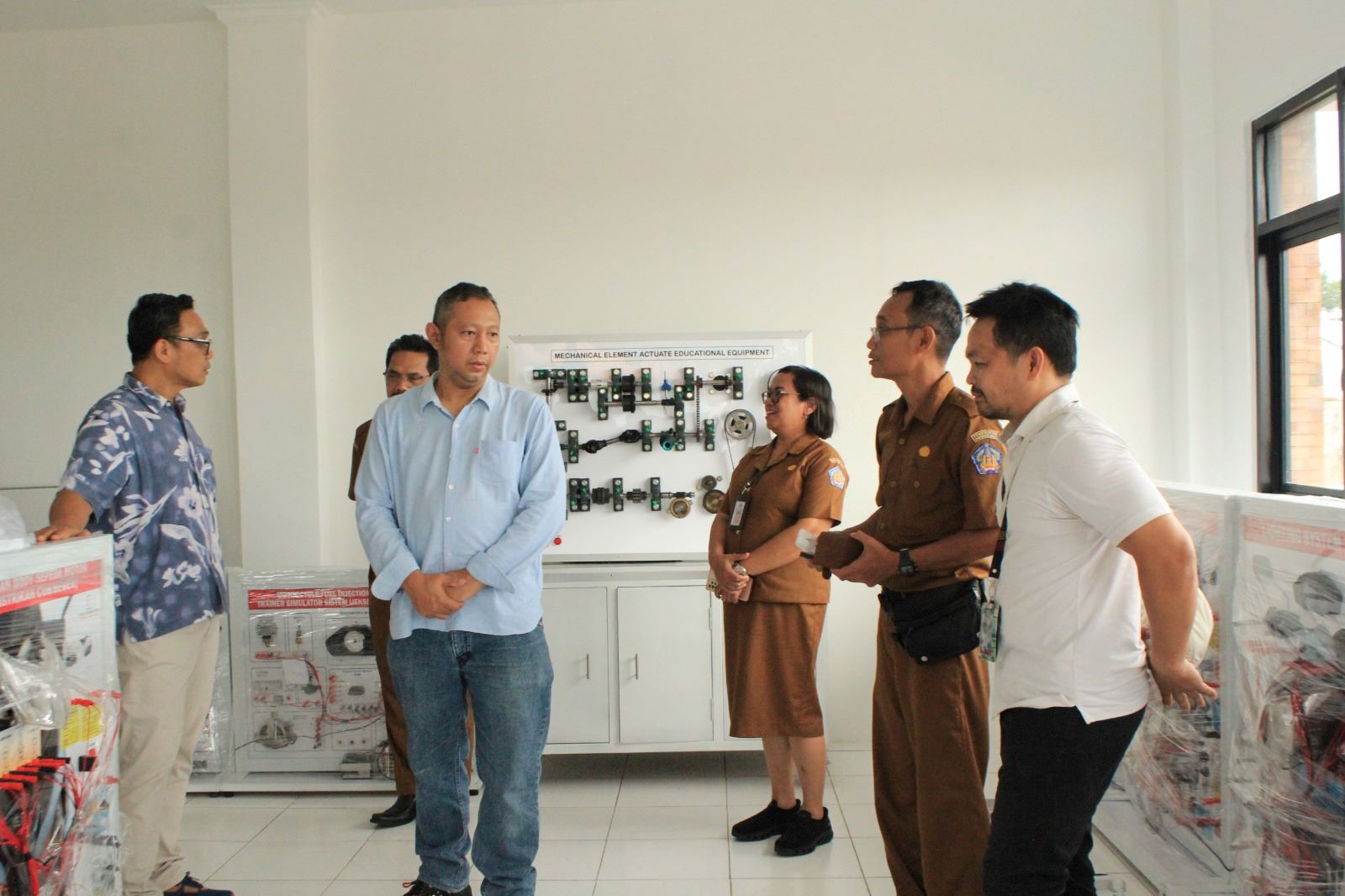 Vocational Manager PT Astra Honda Motor, Gunardi, serta SHEP Manager Astra Motor Bali, Achmad Wahyudi Irmono kunjungi SMK N 3 Singaraja.