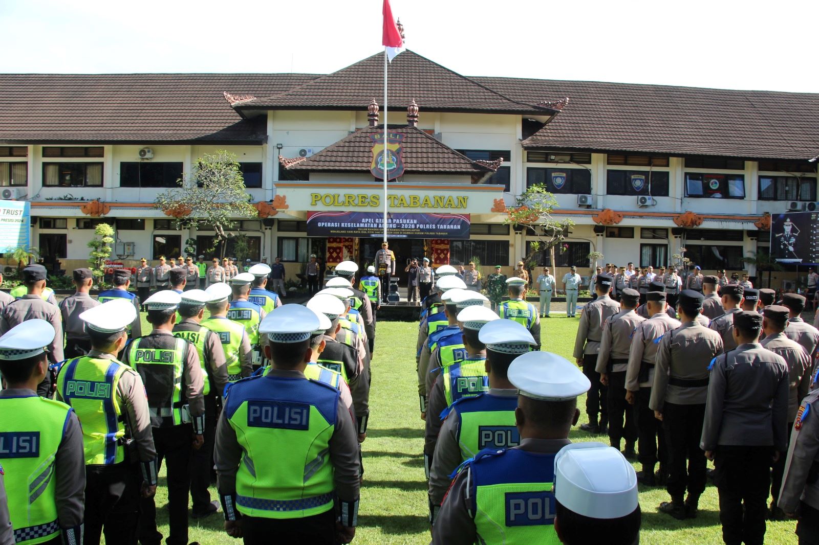 Apel gelar pasukan Operasi Keselamatan Agung Tahun 2026 yang digelar di lapangan apel Tathya Dharaka Polres Tabanan, Senin (2/2/2026).