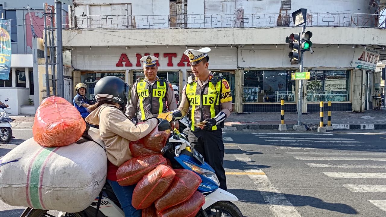 Polisi melakukan operasi penertiban berlalu lintas di jalan Diponegoro, Singaraja.