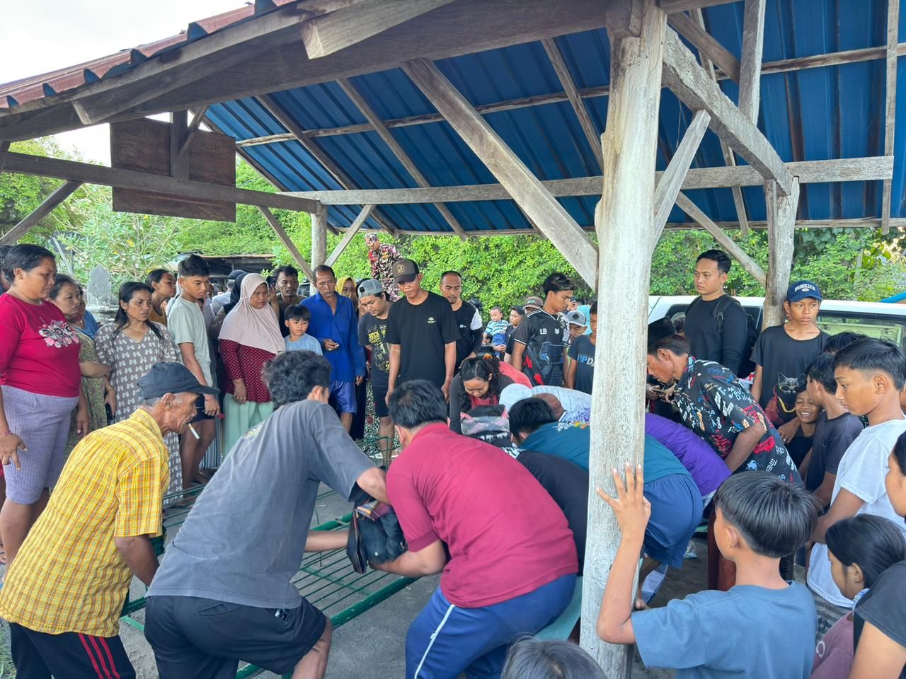 Evakuasi korban meninggal di perairan Pegametan, Kecamatan Gerokgak, Kabupaten Buleleng, Minggu (1/2/2026).