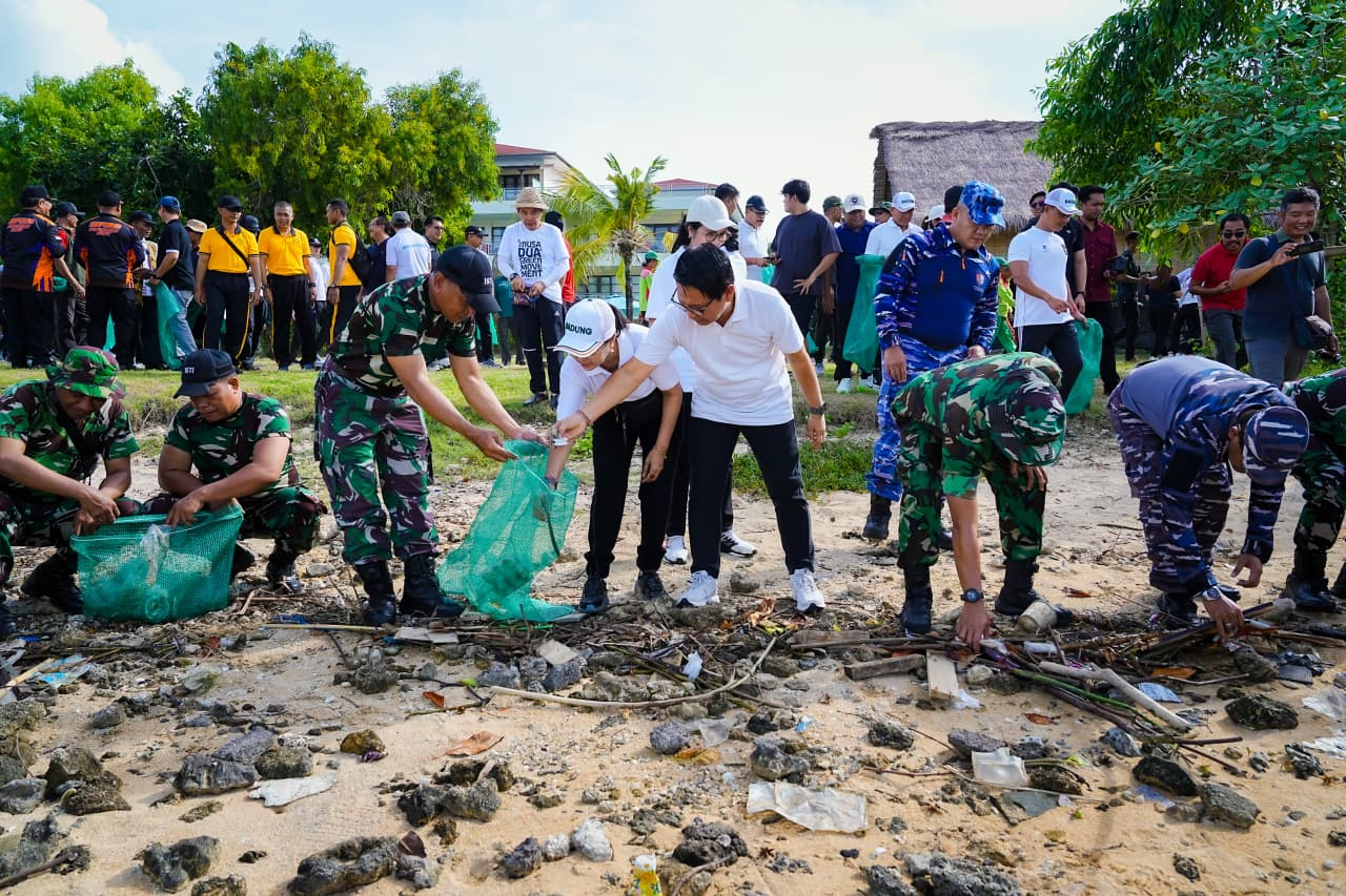KOMITMEN: Bupati Adi Arnawa saat melakukan aksi bersih-bersih sekaligus menegaskan komitmen jaga kebersihan pesisir pantai di wilayah Kabupaten Badung dengan pembersihan secara rutin
