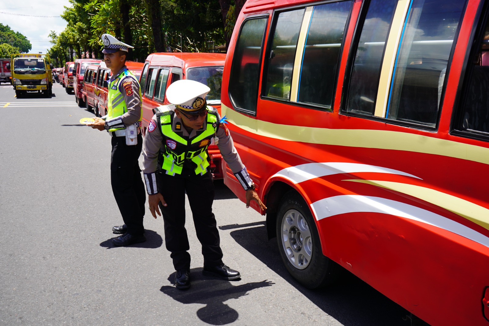 ANGKUTAN : Personel Polres Gianyar cek keamanan angkutan siswa di depan SMPN 1 Blahbatuh.