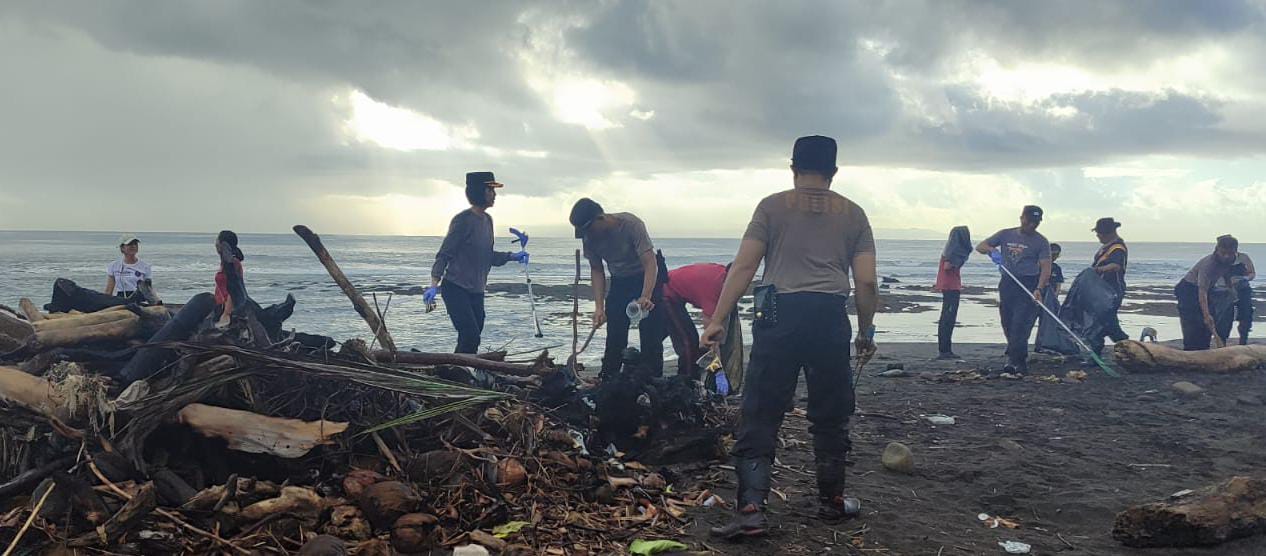 KORVE : Pelaksanaan korve di Pantai Saba, Blahbatuh.