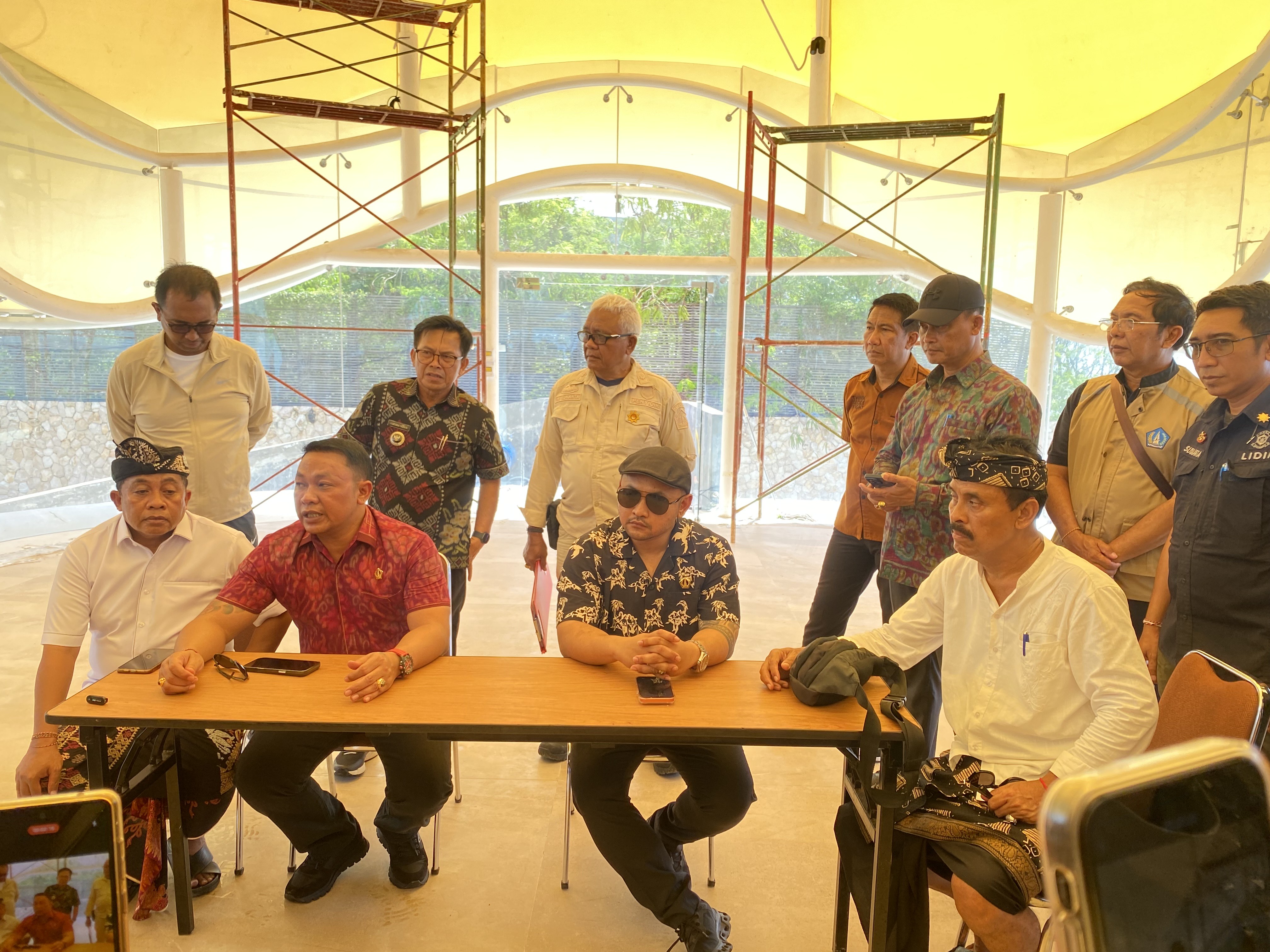 Jajaran DPRD Badung saat menggelar sidak di salah satu usaha wedding chapel yang berada di tebing Pantai Suluban, Desa Pecatu, Kuta Selatan, Selasa (3/2).