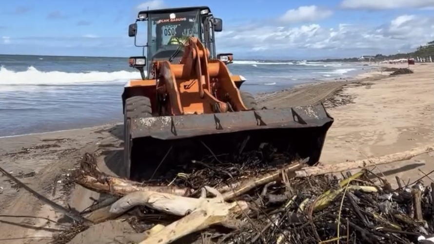 DLHK Badung saat melakukan penanganan sampah kiriman di Pantai Legian, Kuta, beberapa waktu lalu.