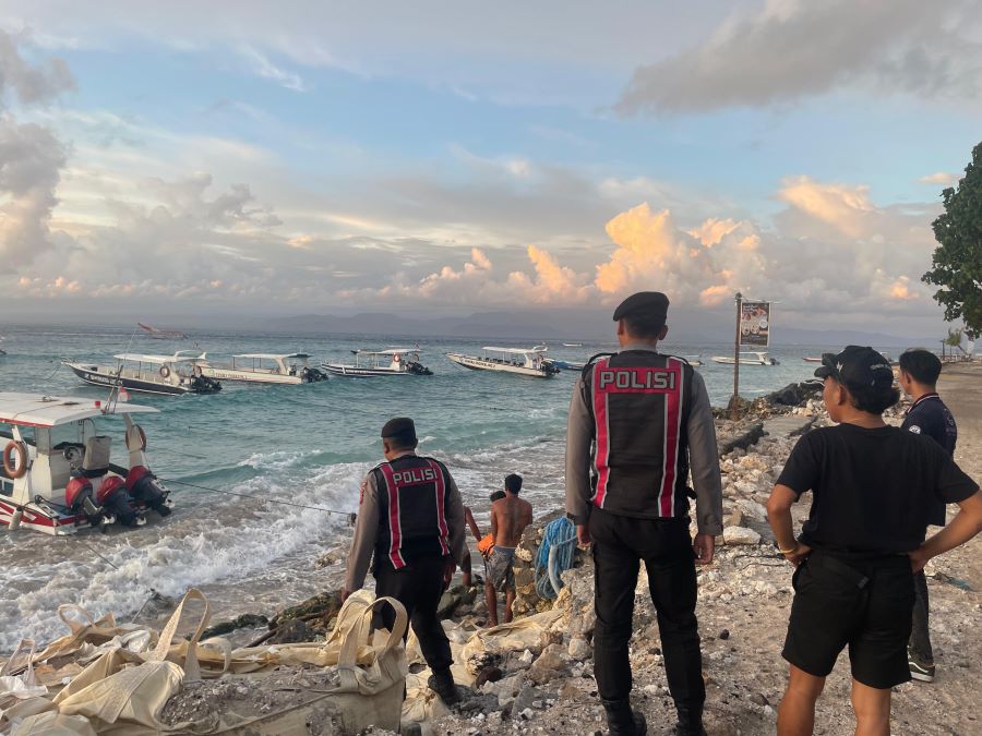 Korban snorkeling di Manta Point, Nusa Penida, Kabupaten Klungkung, Senin (2/2/2026) dievakuasi ke daratan.