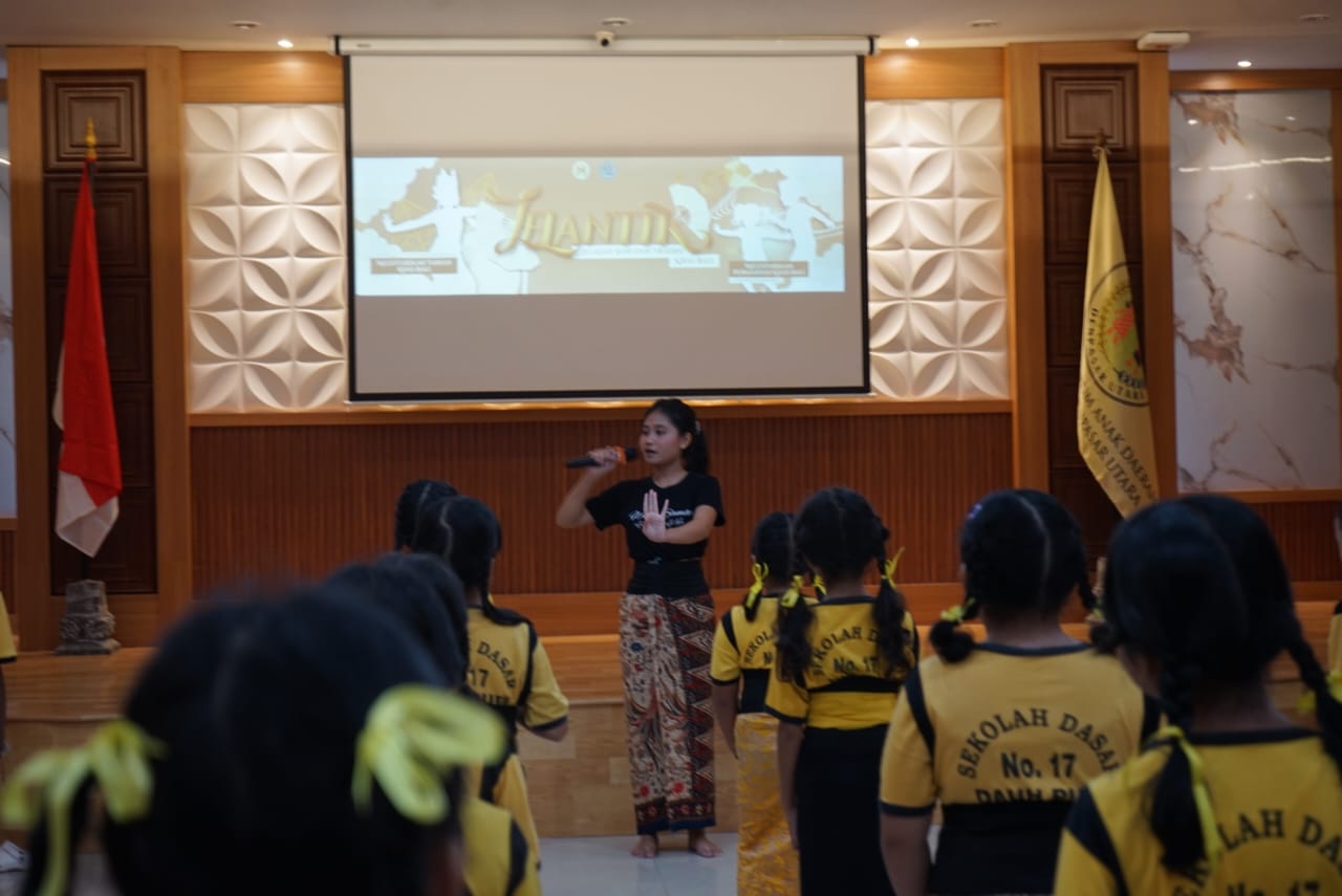 FAD Denut saat menggelar kegiatan Jelantik dalam bentuk pelatihan tari Pendet di Kantor Camat Denpasar Utara, beberapa waktu lalu.