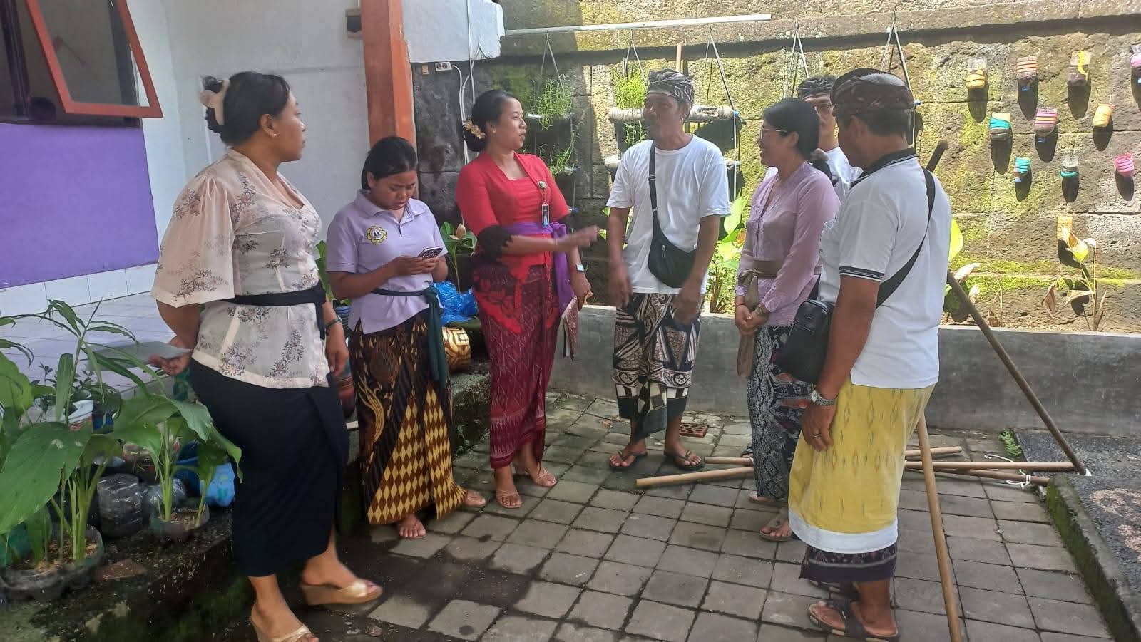 PENILAIAN : Penilaian lomba desa adat peduli lingkungan di Desa Adat Cemengaon dan Desa Adat Delod Tukad, Kecamatan Sukawati.