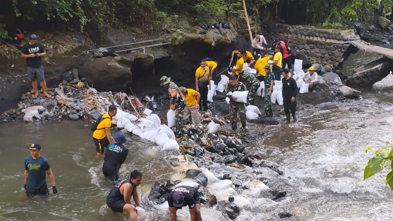 BENDUNGAN : TNI-Polri dan warga perbaiki Bendungan Tukad Sangsang.