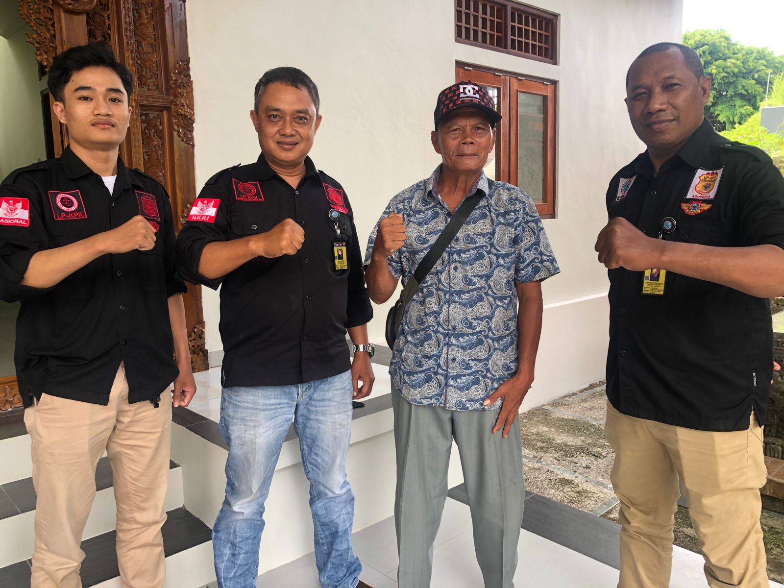 Made Astika (dua dari kanan) didampingi LP KPK. (Bali Express/Istimewa)