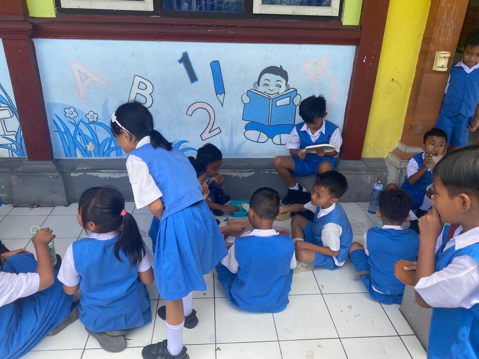Murid SD Negeri 5 Karangasem menyantap bekal dari rumah setelah menu MBG bermasalah.