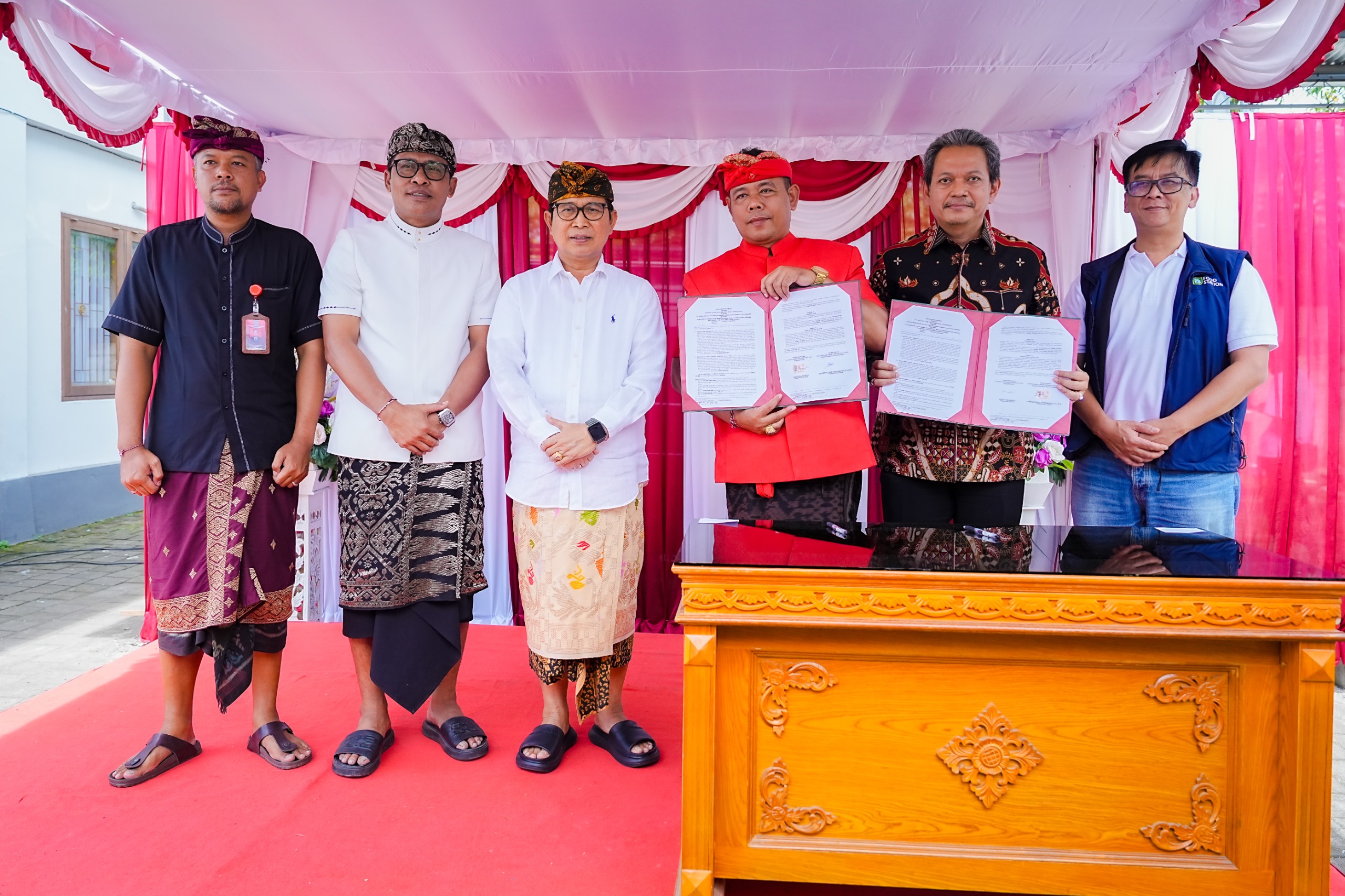 Penandatanganan MoU Perumda Pasar dan Pangan MGS dengan PT Food Station Tjipinang Jaya di RMU, Kamis (5/2).