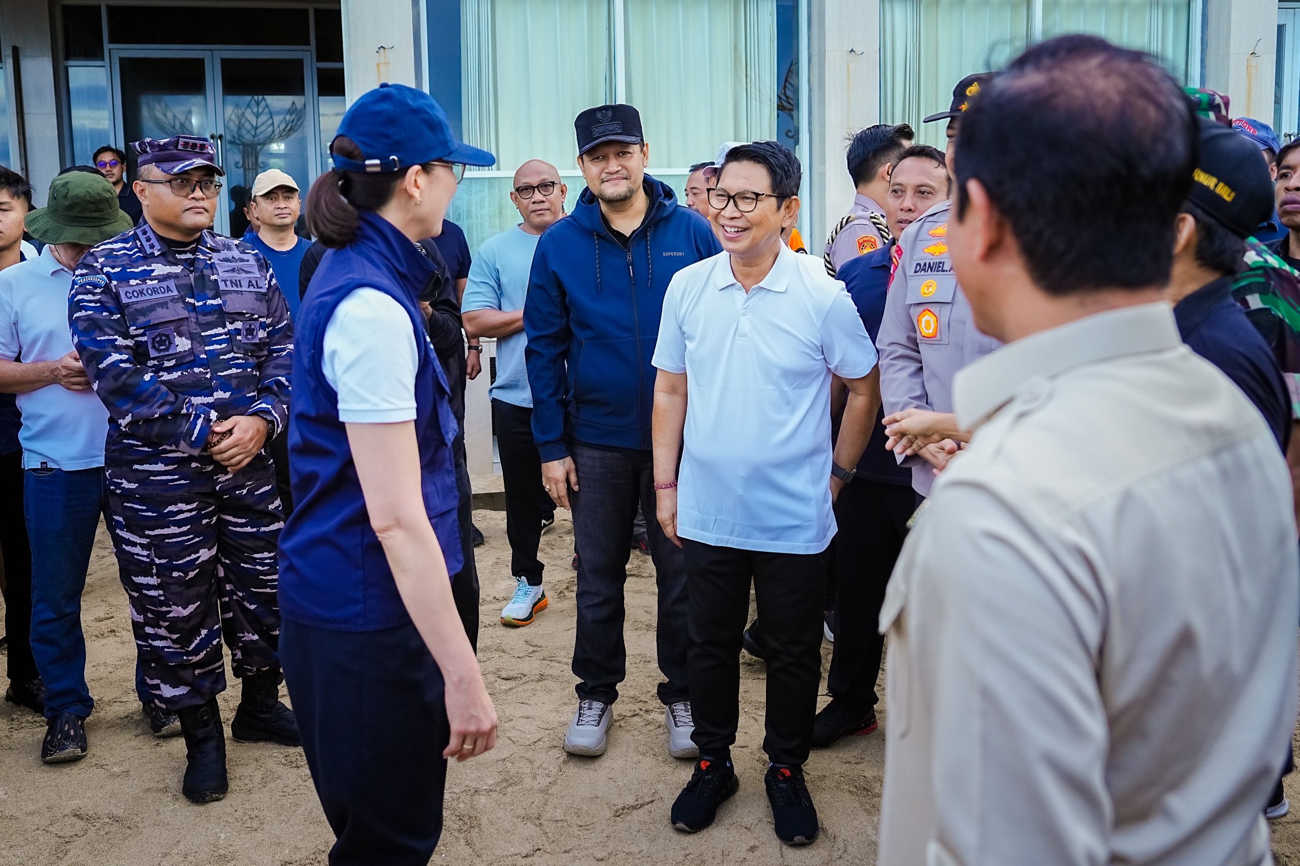Menteri LH, Hanif Faisol Nurofiq dan Menteri Pariwisata, Widiyanti Putri Wardhana bersama Bupati Wayan Adi Arnawa serta Wabup Bagus Alit Sucipta saat Aksi Bersih Sampah Laut di Pantai Kedonganan.