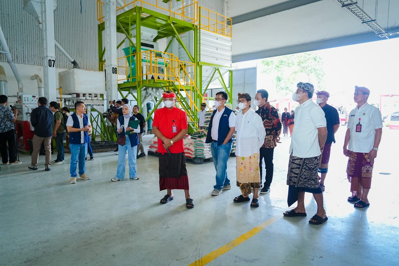 Bupati Adi Arnawa menghadiri penandatanganan MoU antara Perumda Pasar dan Pangan MGS dengan BUMD Jakarta