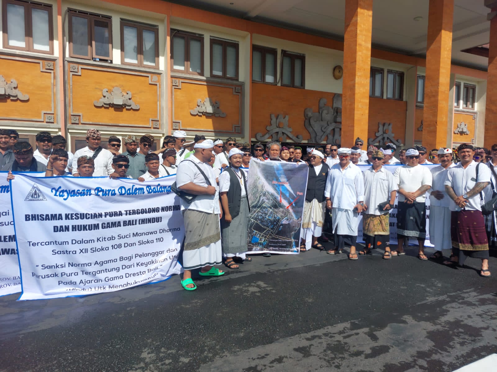 Pengempon Pura Dalem Balangan datangi PN Denpasar bertepatan dengan agenda sidang praperadilan Kakanwil BPN Bali I Made Daging. (Bali Express/Istimewa)