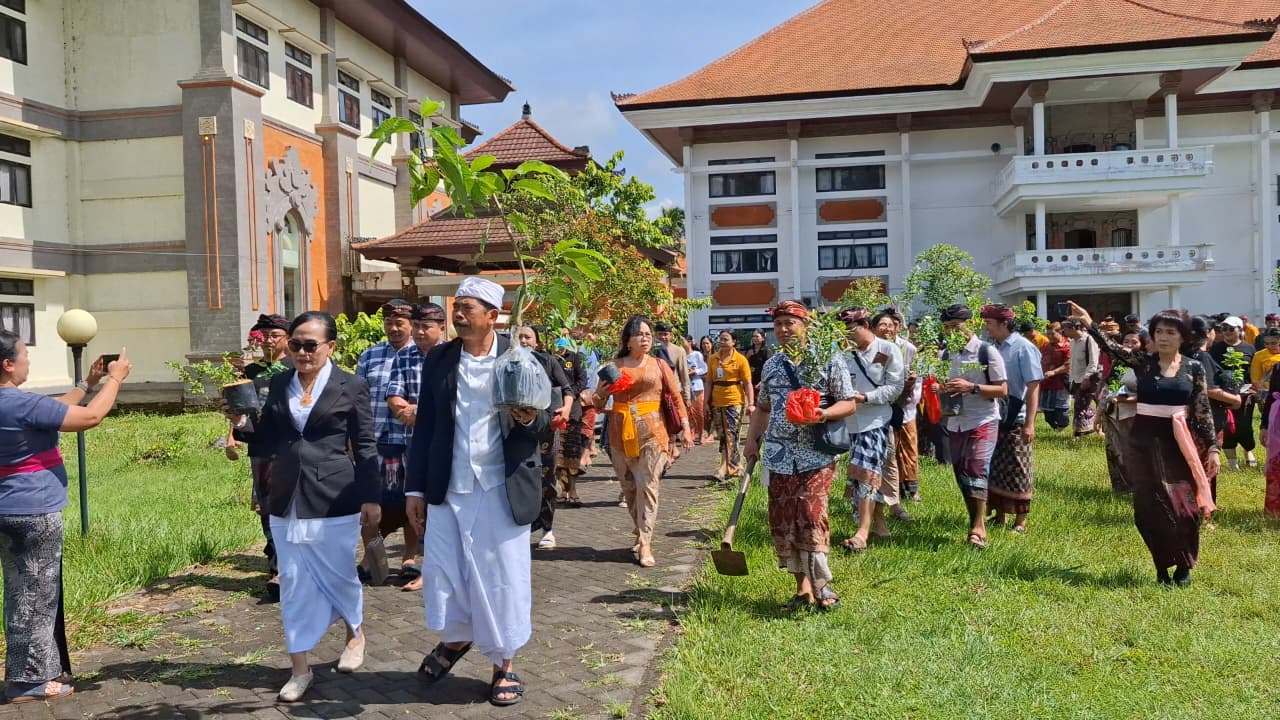 Rektor UHN I Gusti Bagus Sugriwa, Prof. I Gusti Ngurah Sudiana memimpin pelepasan burung dan tanam pohon di kampus pusat Bangli, Kamis (5/2/2026).