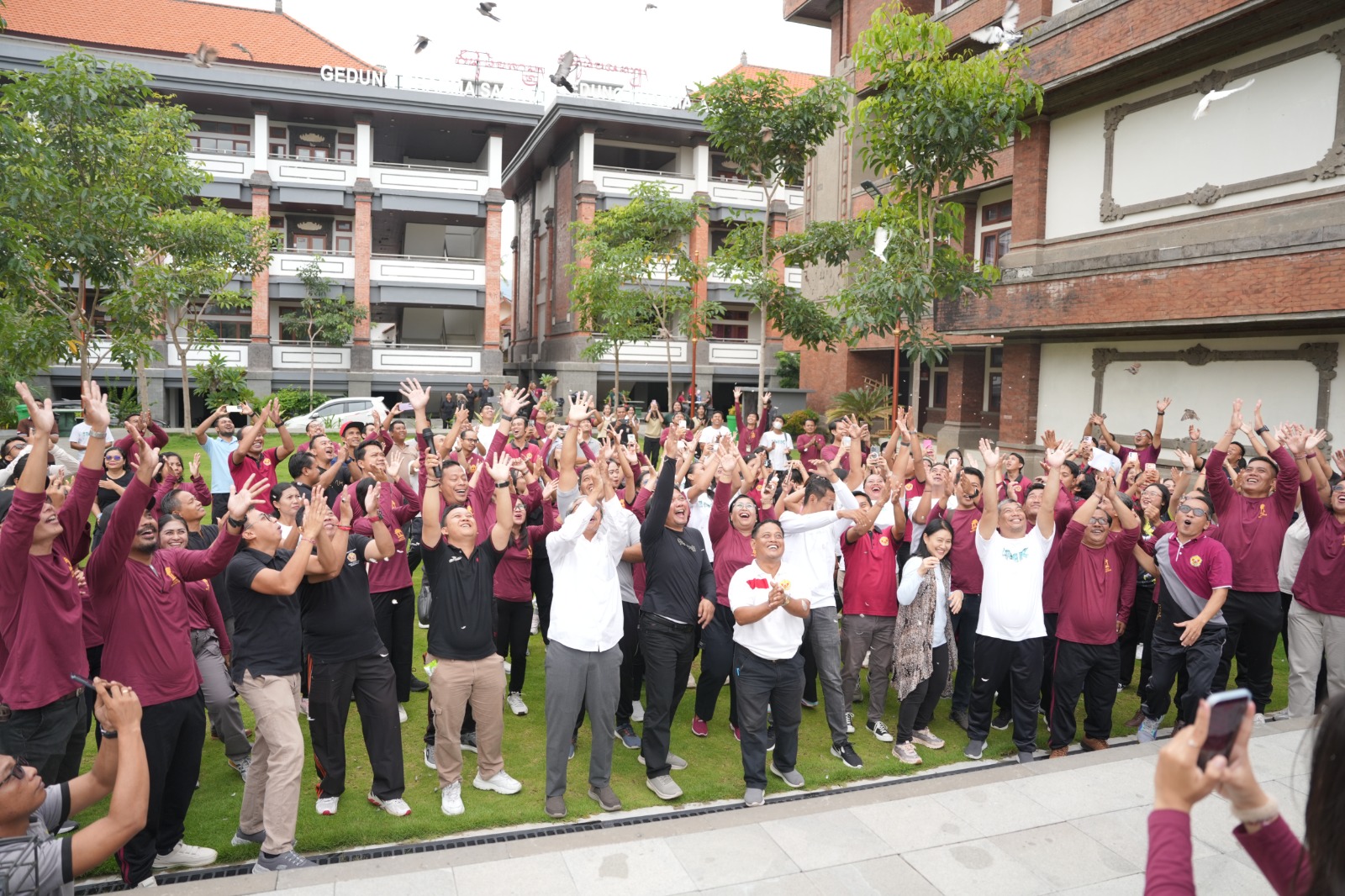 Rektor dan sivitas akademika Institut Mpu Kuturan melakukan pelepasan burung di areal Kampus IMK, Jumat (6/2)