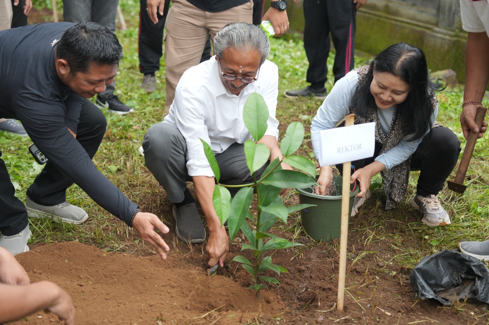 Rektor IMK, Prof. Suwindia didampingi WR dan Kabiro saat melakukan pennaman pohon di areal kampus, serangkaian program Green Dharma Kemenag, Jumat (6/2)