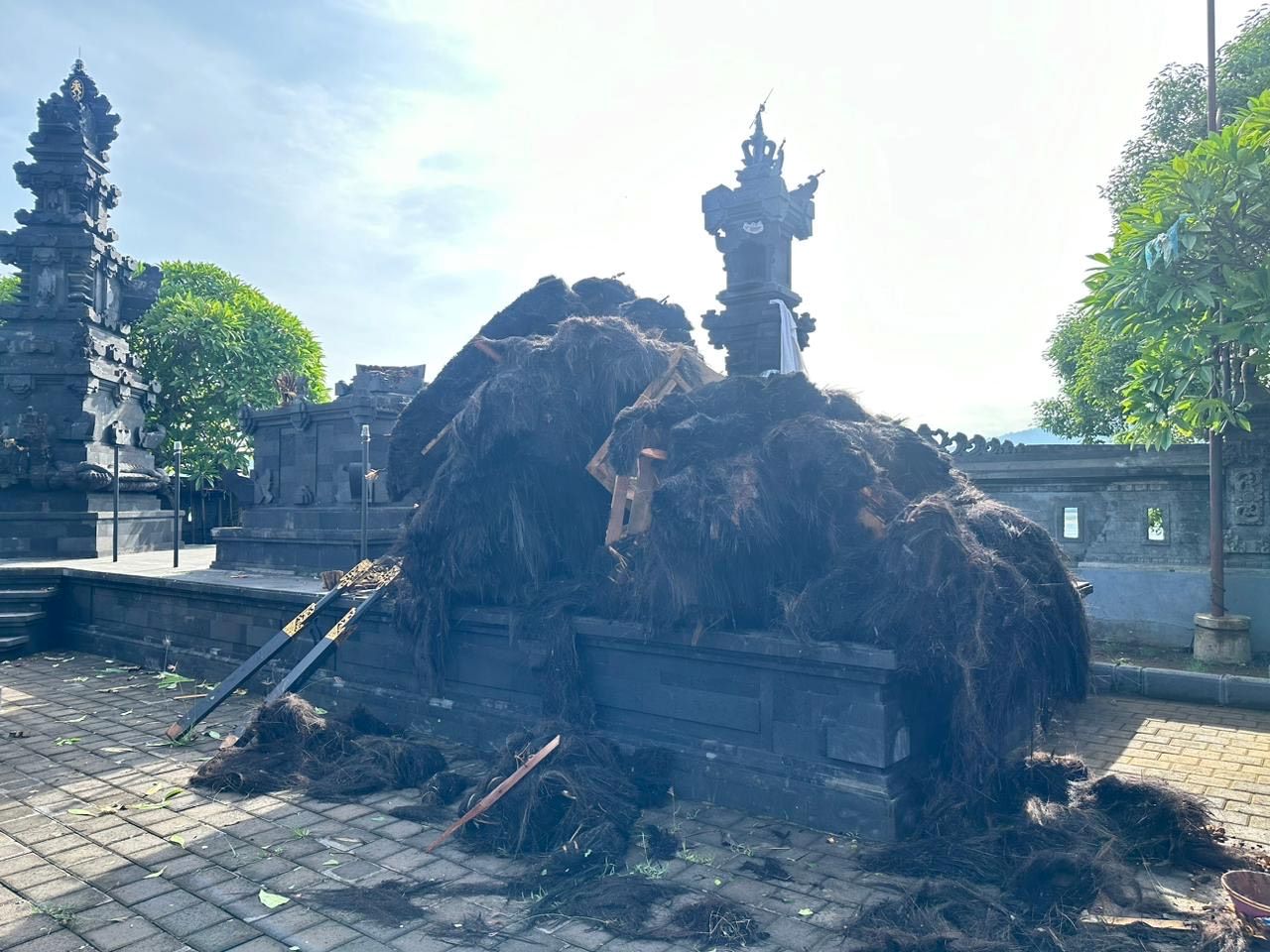 Bangunan suci di Pura Segara Gilimanuk yag roboh pasca diterjang hujan lebat dan angin kencang yang terjadi pada Rabu (4/2/2026) sore.