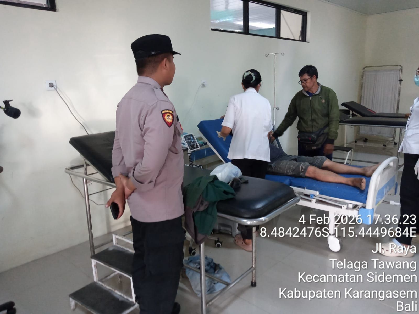 I Ketut Astika mendapat perawatan medis usai jatuh ke jurang di Sidemen, Karangasem, Rabu (4/2/2026).