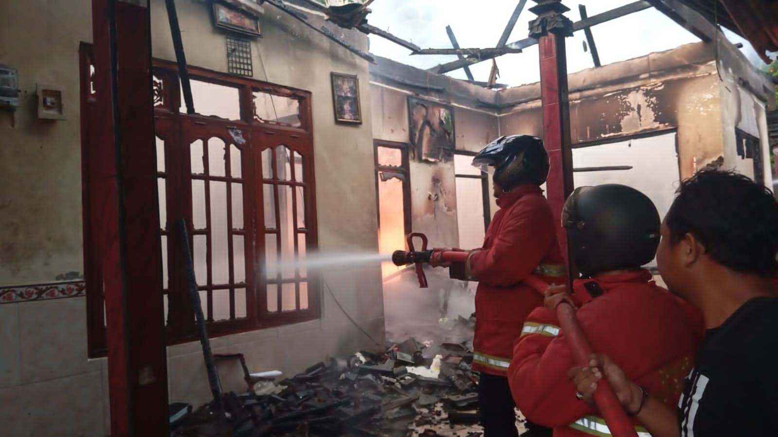 Petugas berjibaku memadamkan api di Banjar Dinas Buayang, Desa Gunaksa, Kecamatan Dawan, Klungkung, Rabu (4/2/2026).