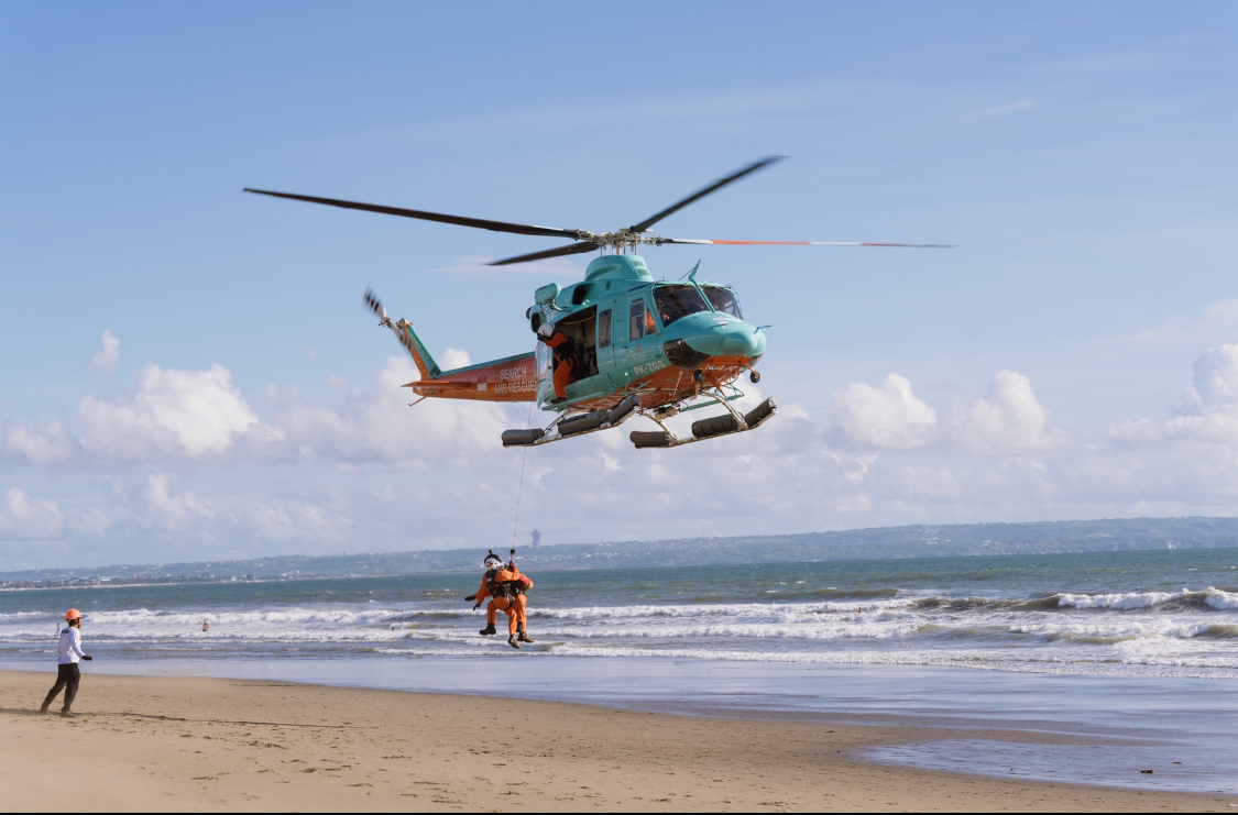 Simulasi penyelamatan korban tenggelam di Pantai Berawa dengan menggunakan helikopter SAR, Jumat (6/2).