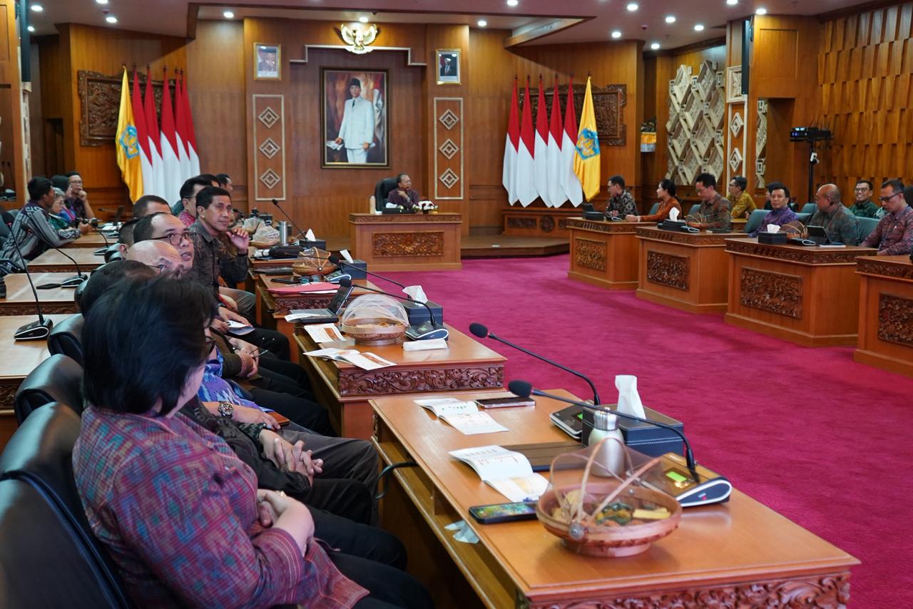 AUDIENSI: Gubernur Bali Wayan Koster menerima audiensi Kepala Badan Pusat Statistik (BPS) Provinsi Bali Agus Gede Hendrayana Hermawan di Gedung Kertha Sabha, Rumah Jabatan Gubernur Bali, Denpasar