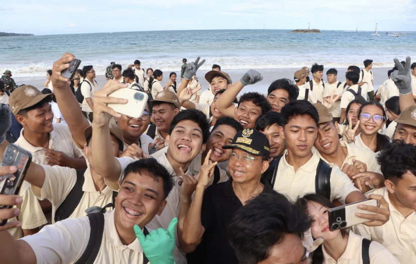 BERSIH PANTAI: Gubernur Bali Wayan Koster saat mendampingi Menteri Lingkungan Hidup/Kepala BPLH Hanif Faisol Nurofiq dan Menteri Pariwisata RI Widiyanti Putri Wardhana dalam kegiatan kerja bakti