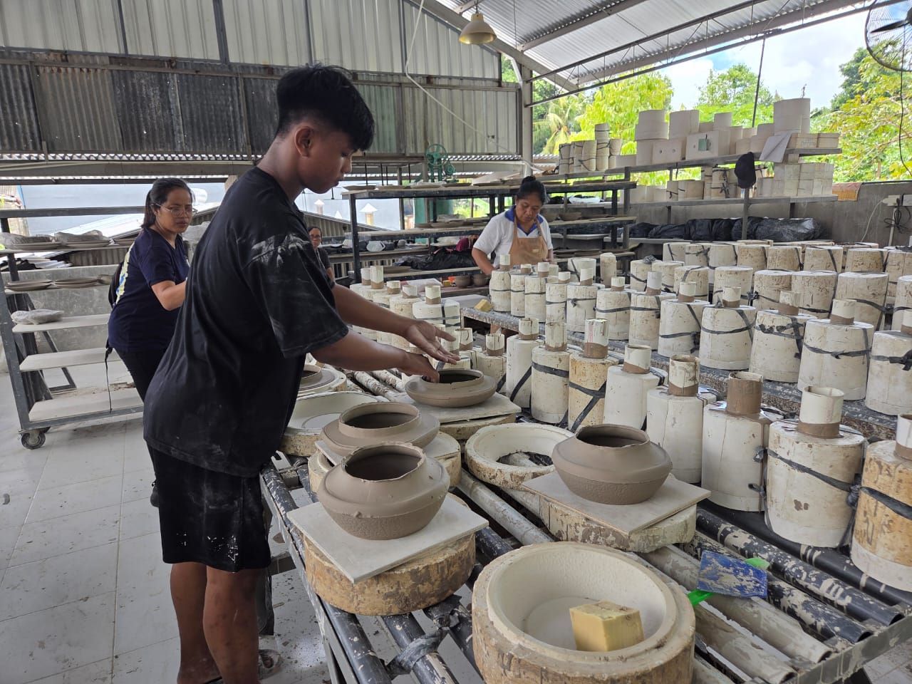 Proses pembuatan keramik di&nbsp;CV Tanteri yang berlokasi di Desa Pejaten, Kecamatan Kediri, Kabupaten Tabanan, Jumat (6/2/2026).