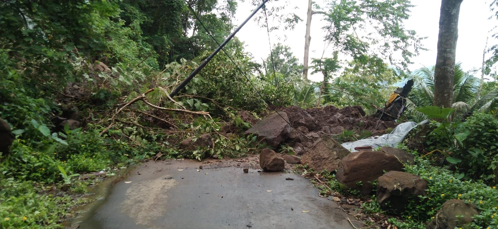 Tanah longsor menimbun jalan di Karangasem, Jumat (6/2/2026).