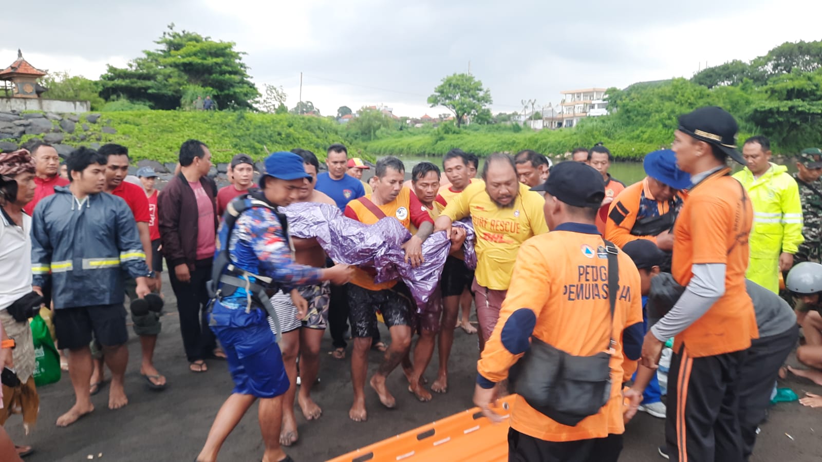 EVAKUASI : Evakuasi korban tenggelam di kawasan Pantai Gumicik, Ketewel, Sukawati.