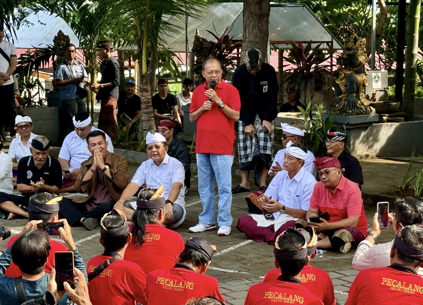 INSENTIF: Gubernur Bali Wayan Koster saat bertemu dengan pecalang Desa Adat Buleleng, bertepatan dengan perayaan Tumpek Uye, Sabtu (7/2)