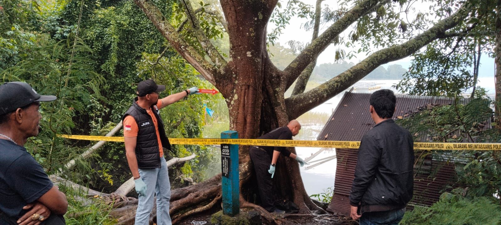 Polisi melakukan olah TKP pemancing tersambar petir di Danau Batur, Kecamatan Kintamani, Bangli, Minggu (8/2/2026).