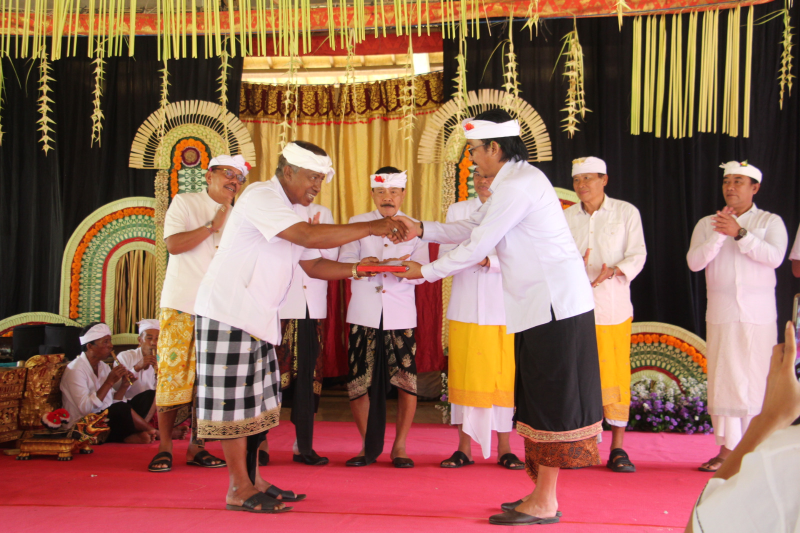 PURANA : Penyerahan Purana Pura Hyang Api, Kelusa, Payangan dari Tim Kabupaten ke Desa Adat Kelusa.