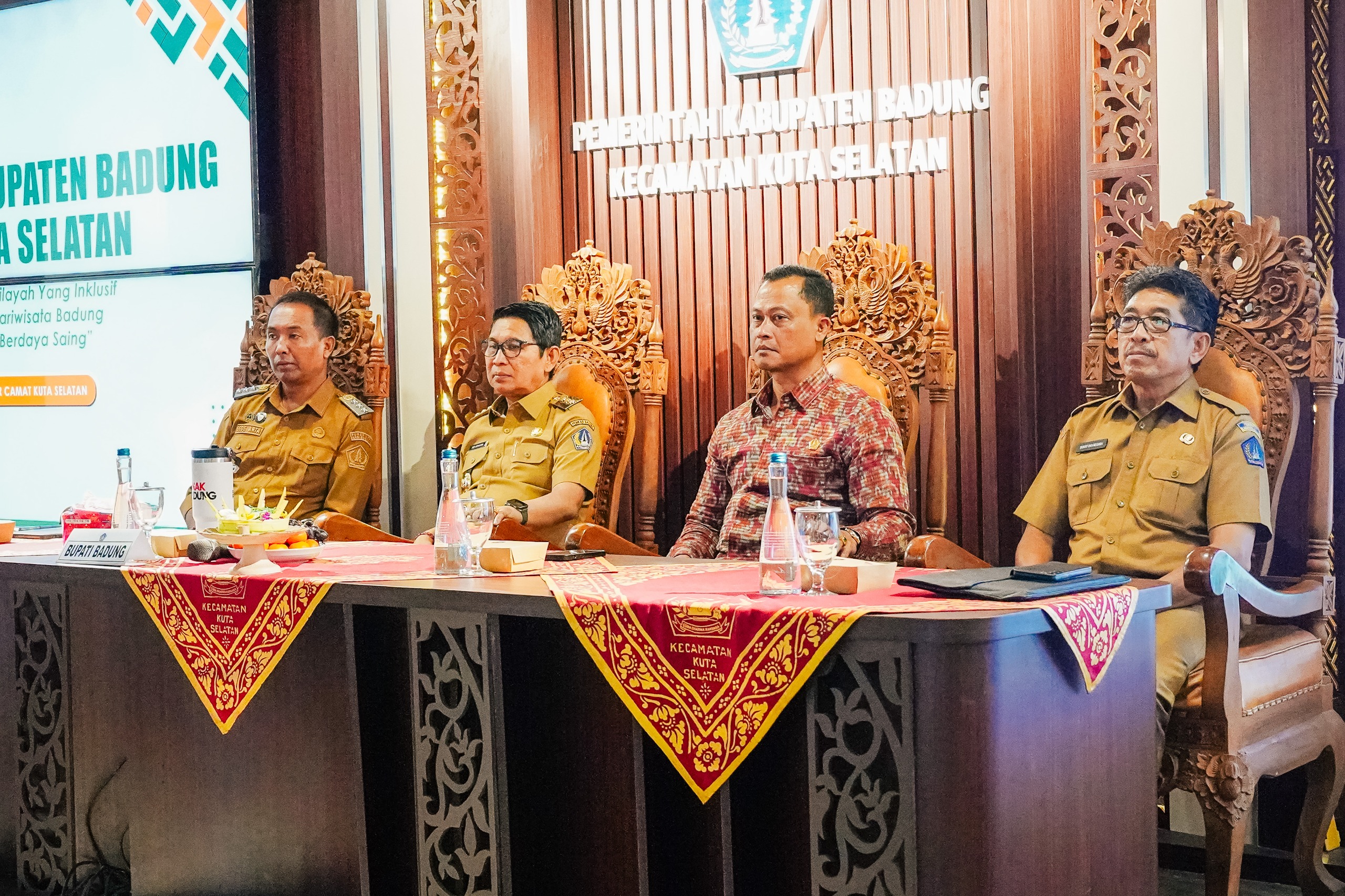 Bupati Adi Arnawa saat membuka Musrenbang RKPD Kecamatan Kuta Selatan Tahun 2026 di Ruang Rapat Utama Kantor Camat Kuta Selatan, Senin (9/2).