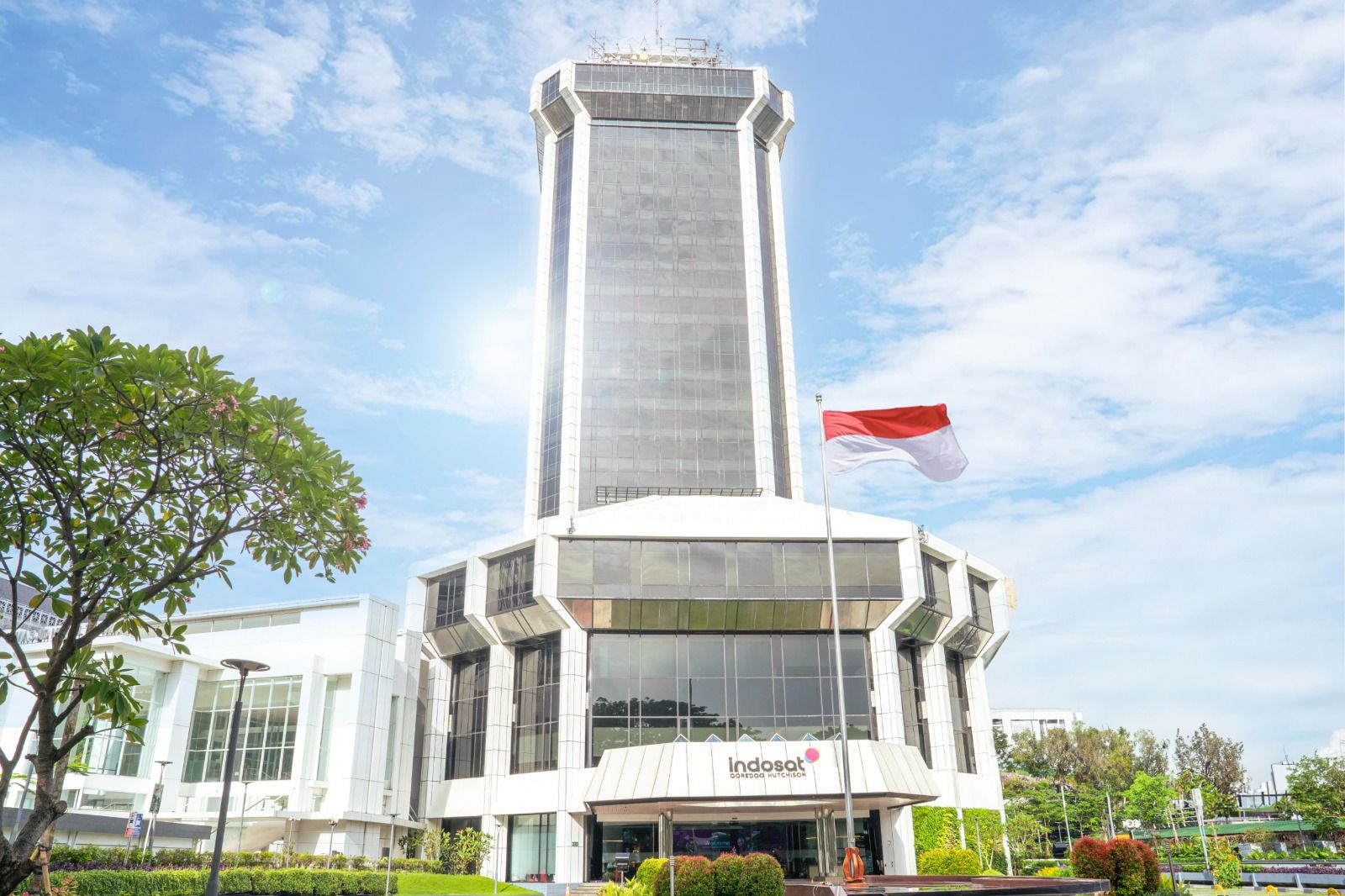 Indosat berhasil mencetak pertumbuhan pendapatan kuat dan berkelanjutan sebesar Rp56,5 triliun di tahun 2025. Perseroan membukukan peningkatan laba bersih sebesar 12,2% year-on-year