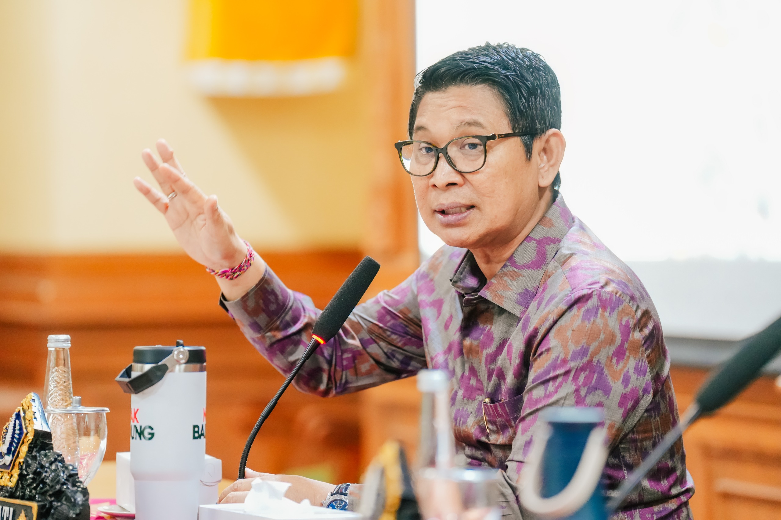 Bupati Adi Arnawa saat memimpin Rakor dengan Camat, Lurah/Perbekel dan Pengelola Jasa Pengangkutan Sampah di Kriya Gosana, Puspem Badung, Selasa, (10/2).