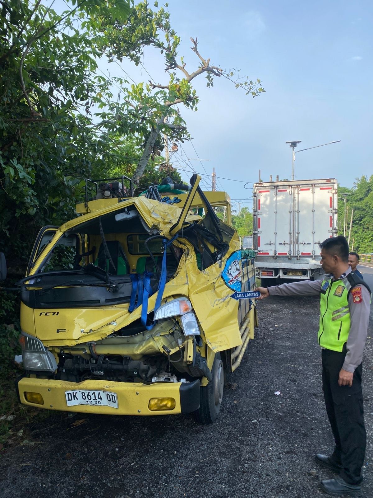 Light Truck Mitsubishi DK 8614 OD usai terlibat kecelakaan di Jalan Raya Denpasar&ndash;Gilimanuk KM 84&ndash;85 Desa Penyaringan, Kecamatan Mendoyo, Kabupaten Jembrana, Senin (9/2/2026).
