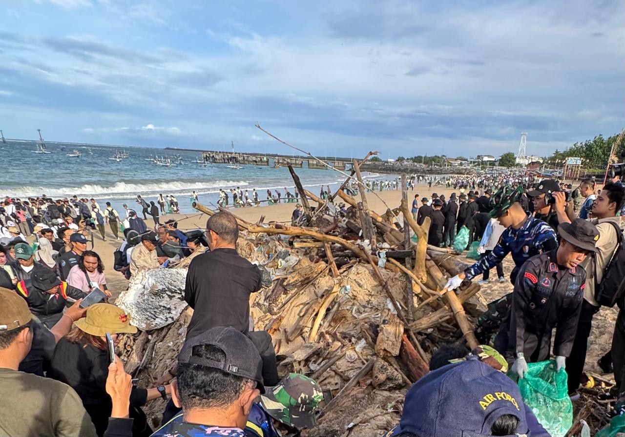 Korvei aksi bersih Pantai Kedonganan yang dilakukan secara bersama, beberapa hari lalu.