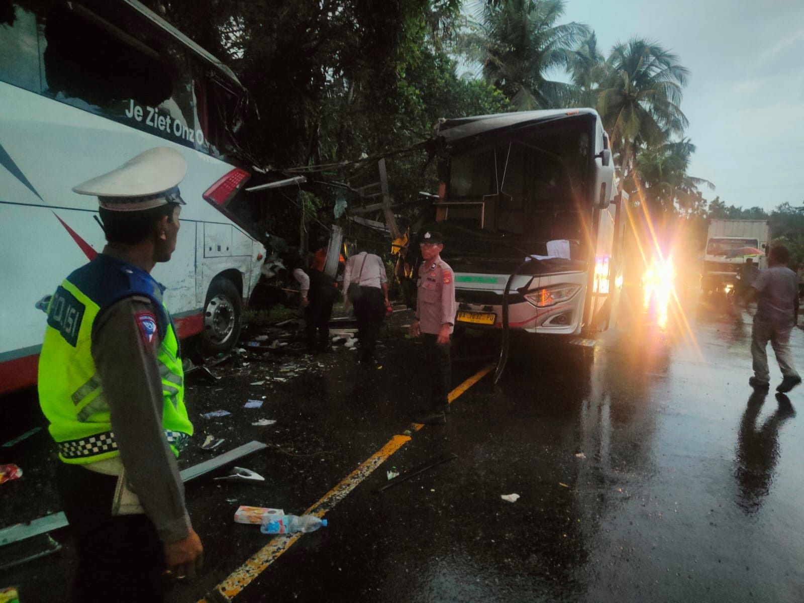 Kecelakaan dua bus AKAP di Desa Gumbrih, Kecamatan Pekutatan, Jembrana, Senin (9/2/2026).