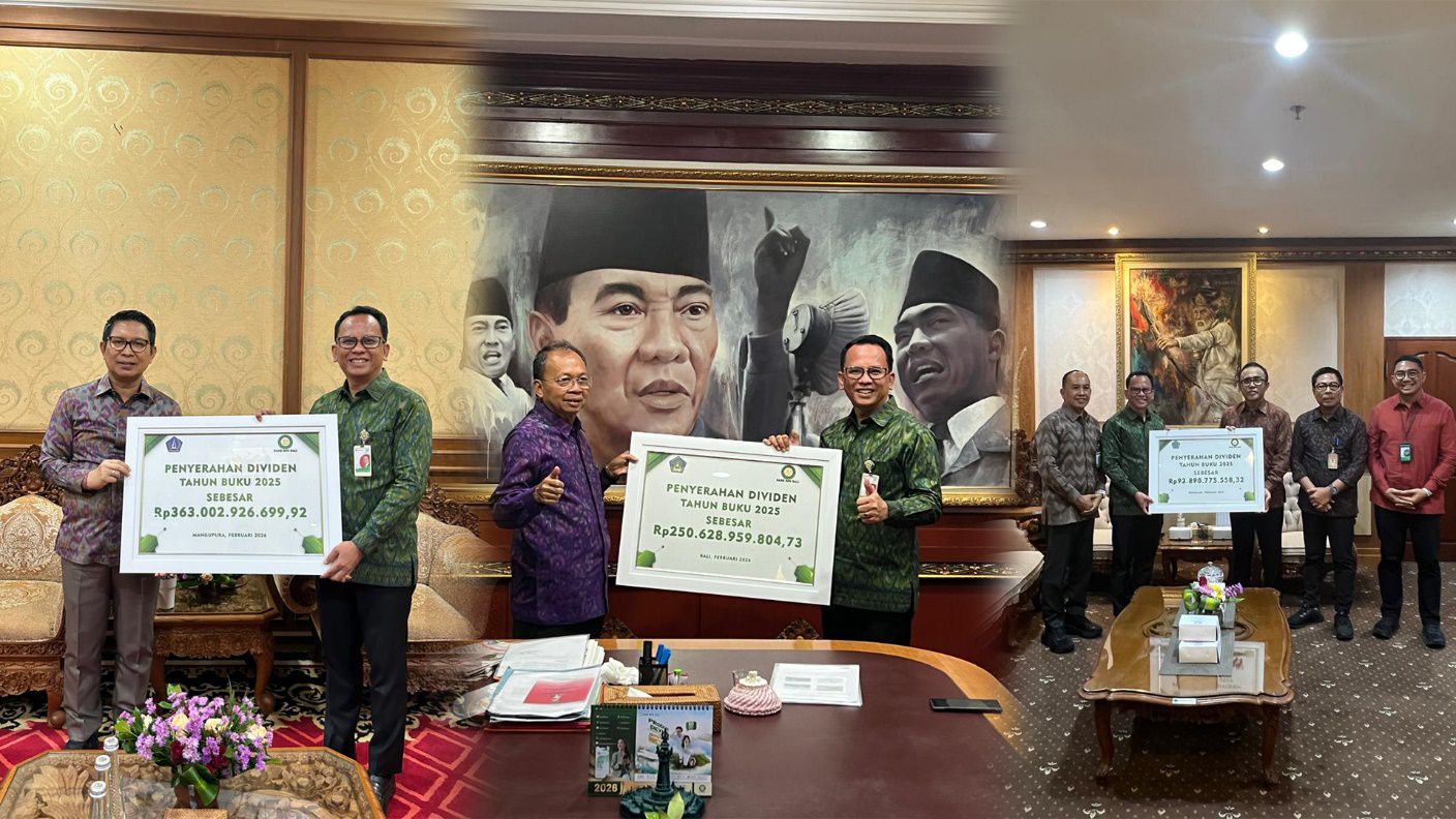 Direktur Utama Bank BPD Bali, I Nyoman Sudharma saat menyerahkan secara simbolis dviden kepada Bupati Badung, Gubernur Bali, dan Walikota Denpasar, Selasa (10/2).