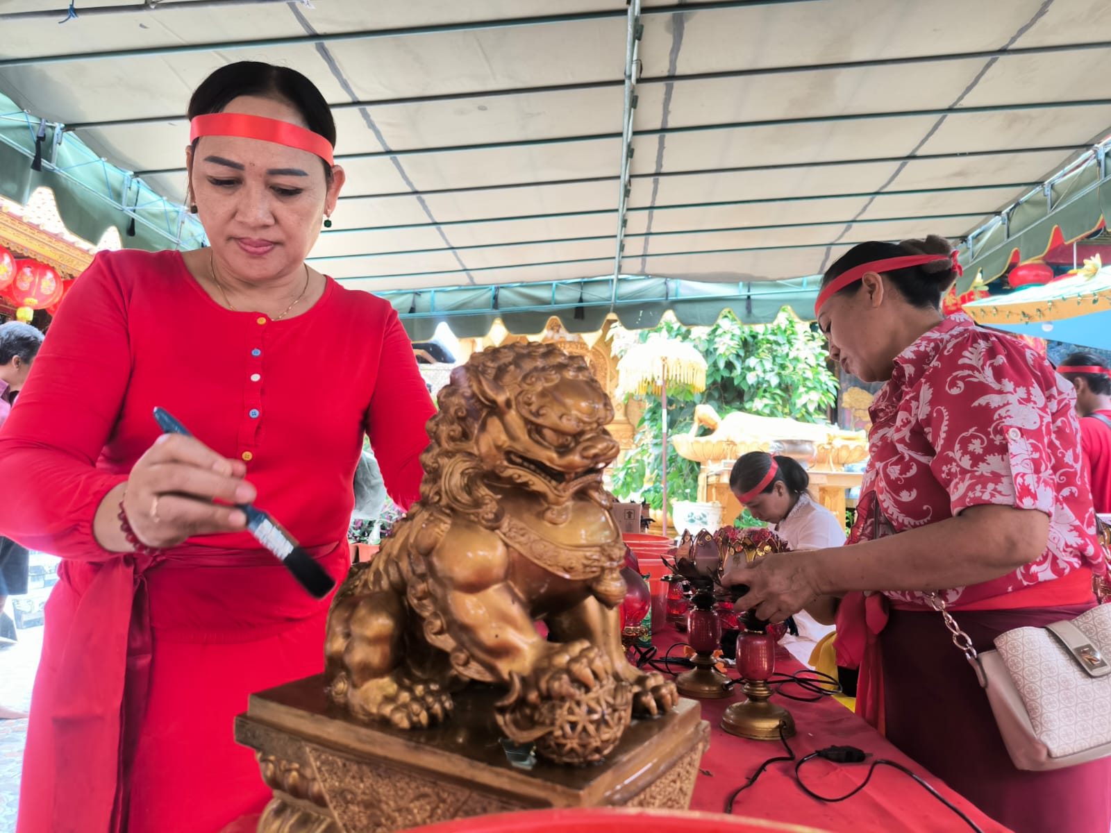 Pembersihan patung dewa atau rupang menjelang Tahun Baru Imlek di Griya Kongco Dwipayana Tanah Kilap, Rabu (11/2).