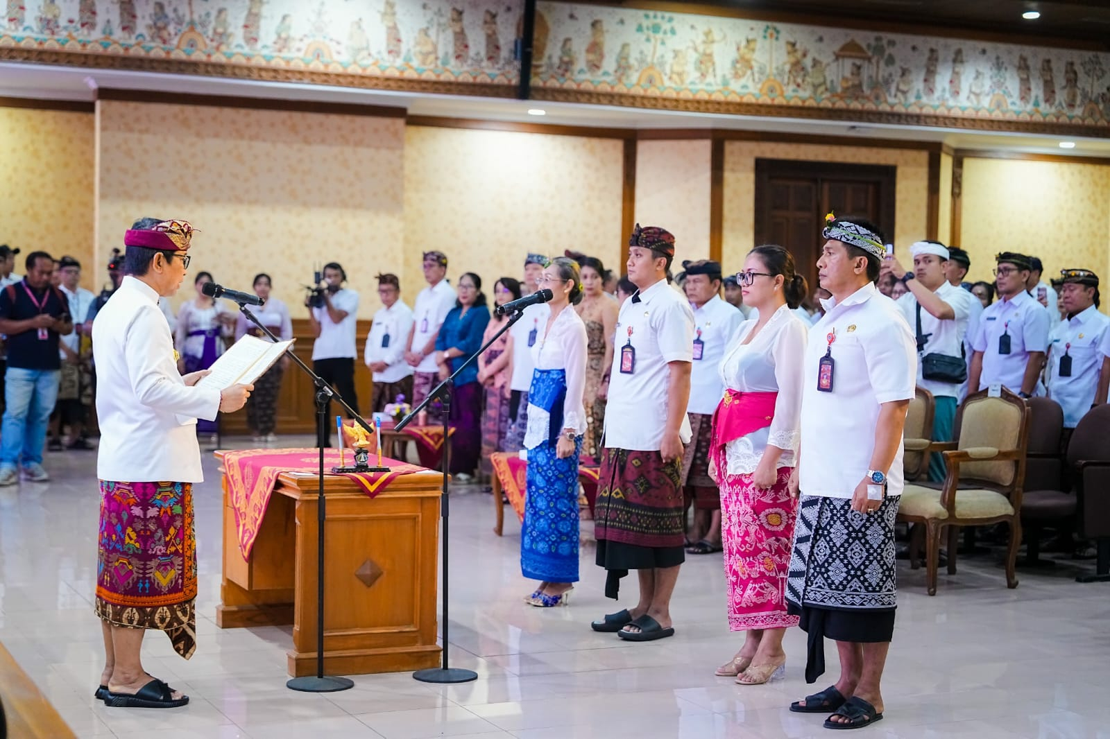 PELANTIKAN: Bupati Adi Arnawa saat melantik dan mengambil sumpah jabatan 234 pejabat di lingkungan Pemkab Badung, Rabu (11/2).